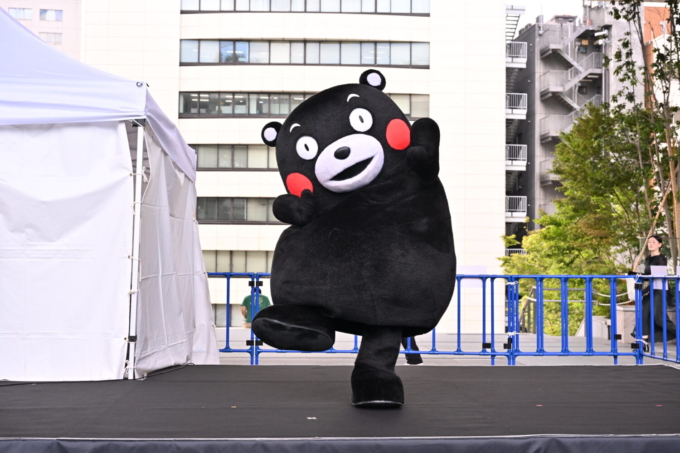 熊本県の営業部⻑兼しあわせ部⻑・くまモンのステージコンテンツの様子