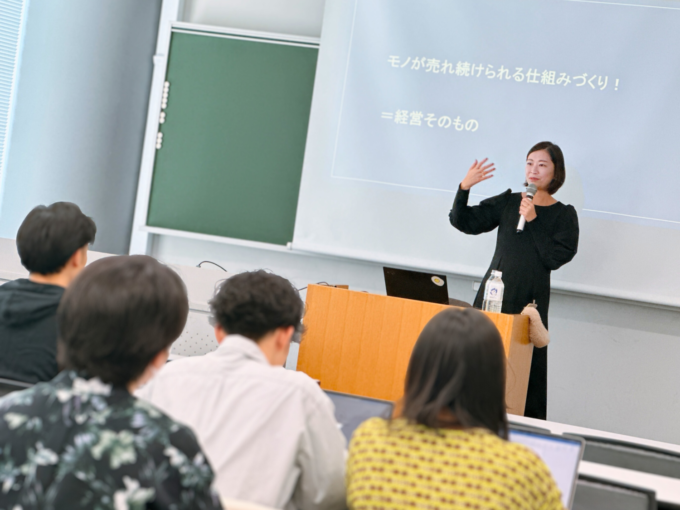 明治大学駿河台キャンパスの少数精鋭 特別クラスで講義をするサニーサイドアップ代表取締役社長 シーチャウ