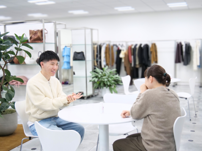 ステディスタディ 宮平が先輩メンバーと打ち合わせを行う様子