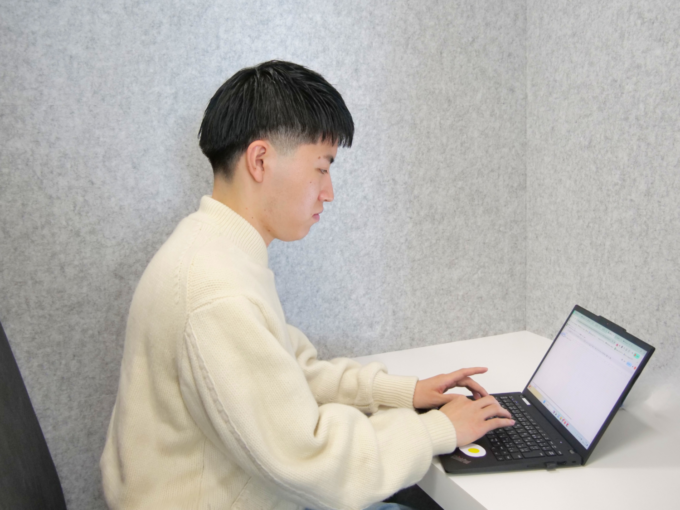 ステディスタディ 宮平が提案資料を作成する様子