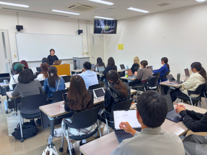 上智大学 文学部新聞学科 国枝ゼミでのサニーサイドアップメンバーの講義の様子