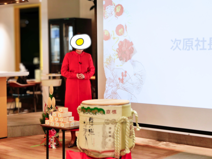 会の冒頭で挨拶を行う、サニーサイドアップグループ代表取締役社長の次原