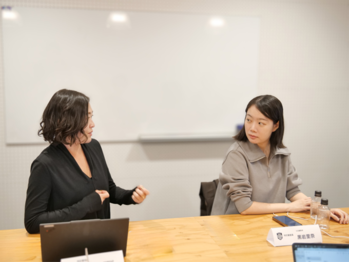 サニーサイドアップ リュウ シーチャウと文芸編集者 黒岩 里奈さまの議論の様子