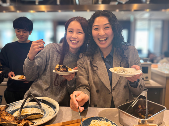 厳選和食を食べて笑顔のサニーサイドアップグループ メンバー