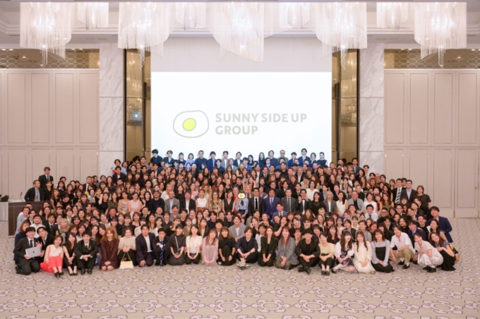 サニーサイドアップグループ 期首発表会の集合写真