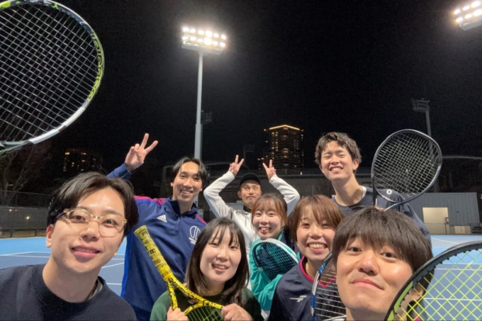 サニーサイドアップグループのテニス部の集合写真