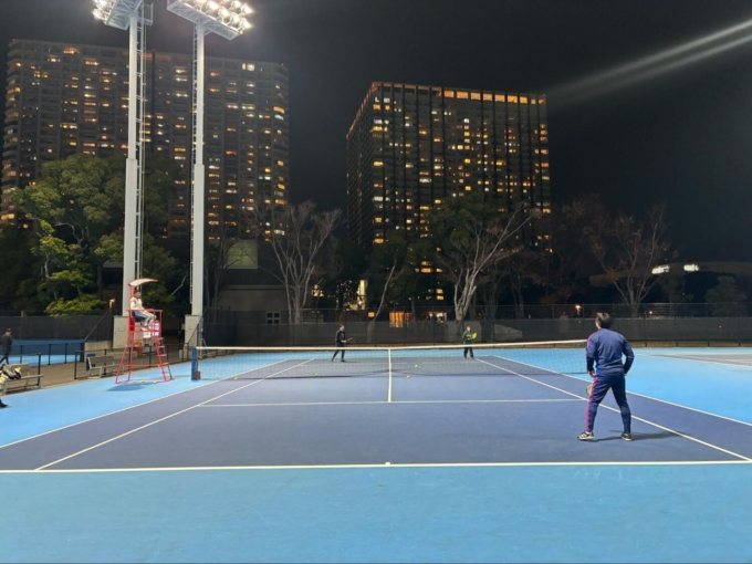 サニーサイドアップグループのテニス部の試合の様子