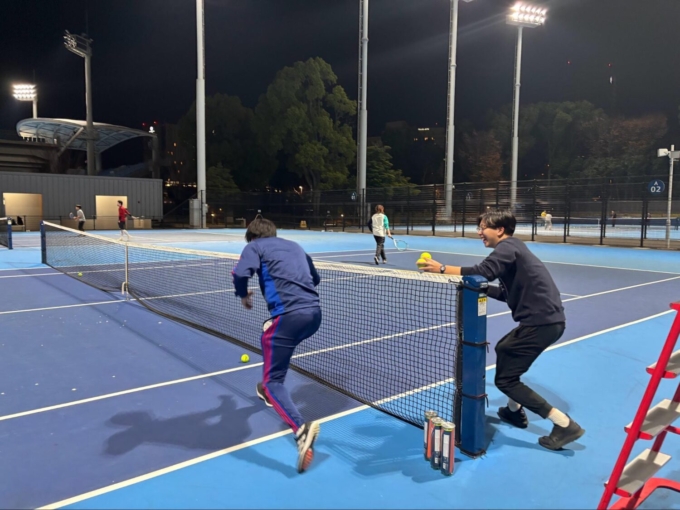 サニーサイドアップグループのテニス部のボールボーイの様子