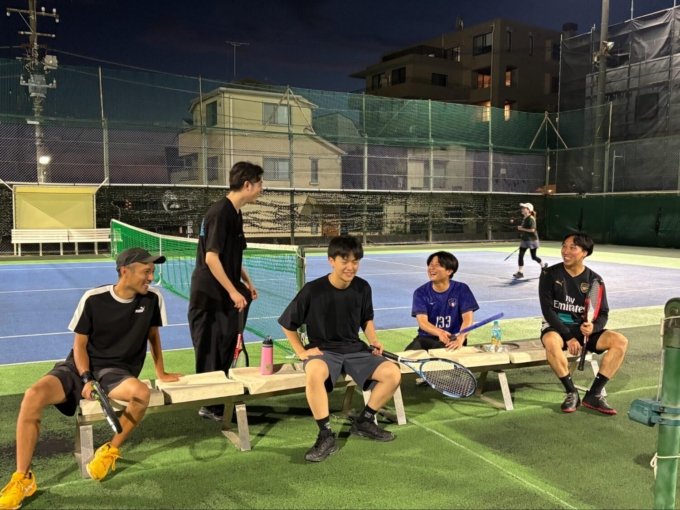 サニーサイドアップグループのテニス部の試合後の談笑の様子