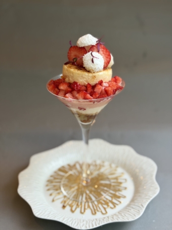 EMMÉの「あまおうと金木犀のシブーストパフェ」