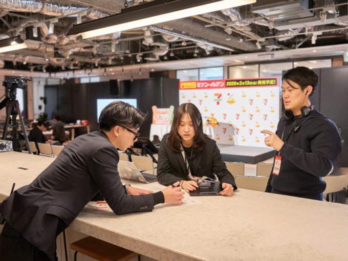 Happyくじ『セブン‐イレブン』の発表会を行うサニーサイドアップのメンバー