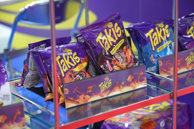 FOODEX JAPANを象徴するトレンド、「Swicy（スウィーシー）」に関連するスナック菓子