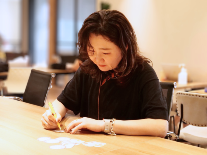 当日直接会えないメンバーの分も含めて、チームとしての感謝を届けるためにメッセージを記入するメンバー