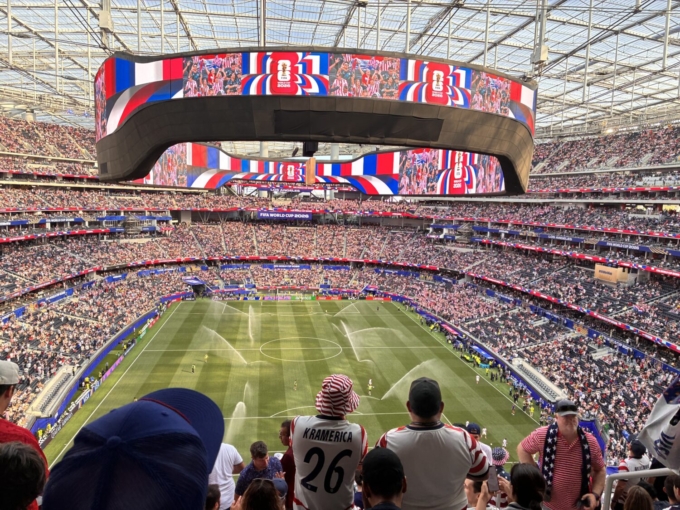 ロサンゼルスで行われた、開催国アメリカでのアメリカ代表のW杯の開幕戦の様子。