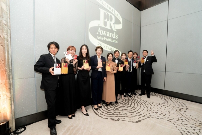 同じテーブルの他のエージェンシーの皆さんと記念写真