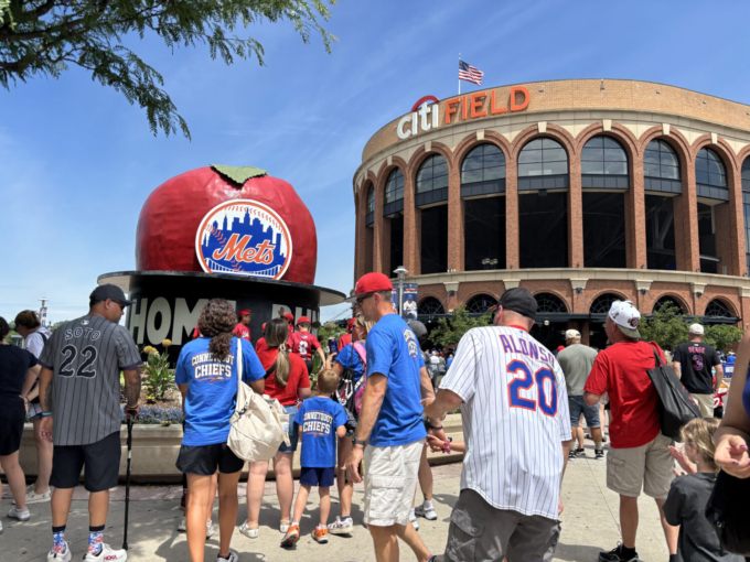 MLBのニューヨーク・メッツの本拠地、シティ・フィールドの様子