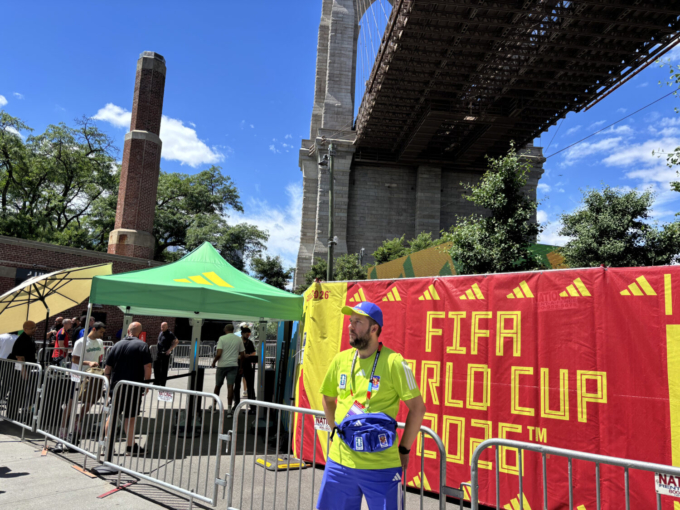 ブルックリンブリッジのたもとで開催されていたW杯の期間限定イベント