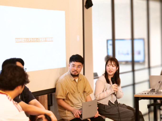 サニーサイドアップ社内で行われた「カンヌ国際映画祭」に関する社内報告会の様子