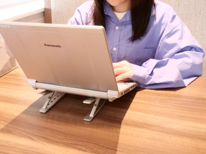問い合わせ対応をするサニーサイドアップ 田中