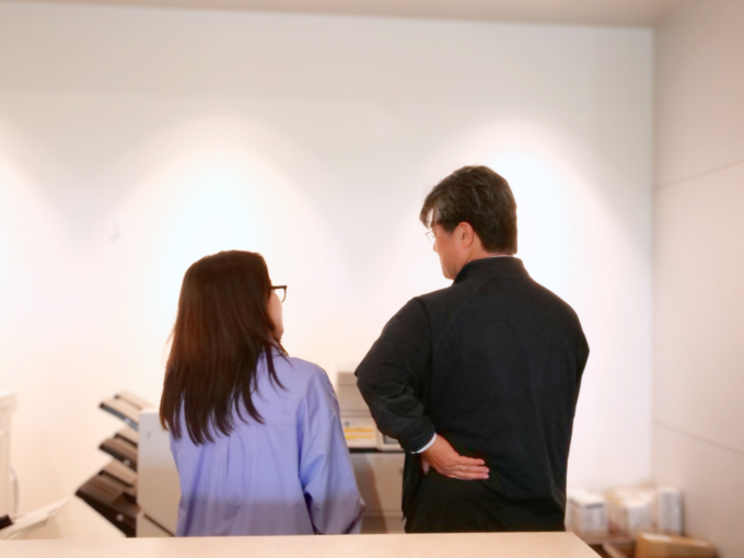 メンバーとコミュニケーションをとるサニーサイドアップ 田中