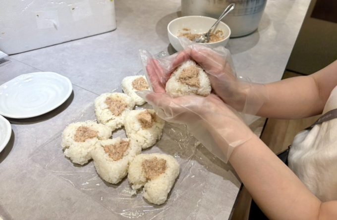 「ツナマヨおにKiri」をつくる様子