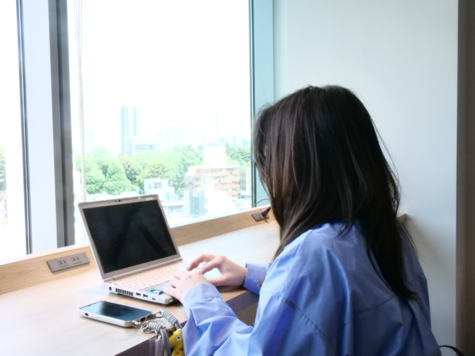 サニーサイドアップ 田中が出張の手配をする様子