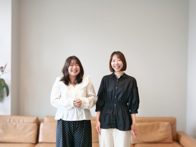 左から：パブリックリレーションズ事業本部/2局/1部/グループ2　作田 希（さくだ のぞみ）、パブリックリレーションズ事業本部/2局/2部/グループ1　櫻庭 有紗（さくらば ありさ）